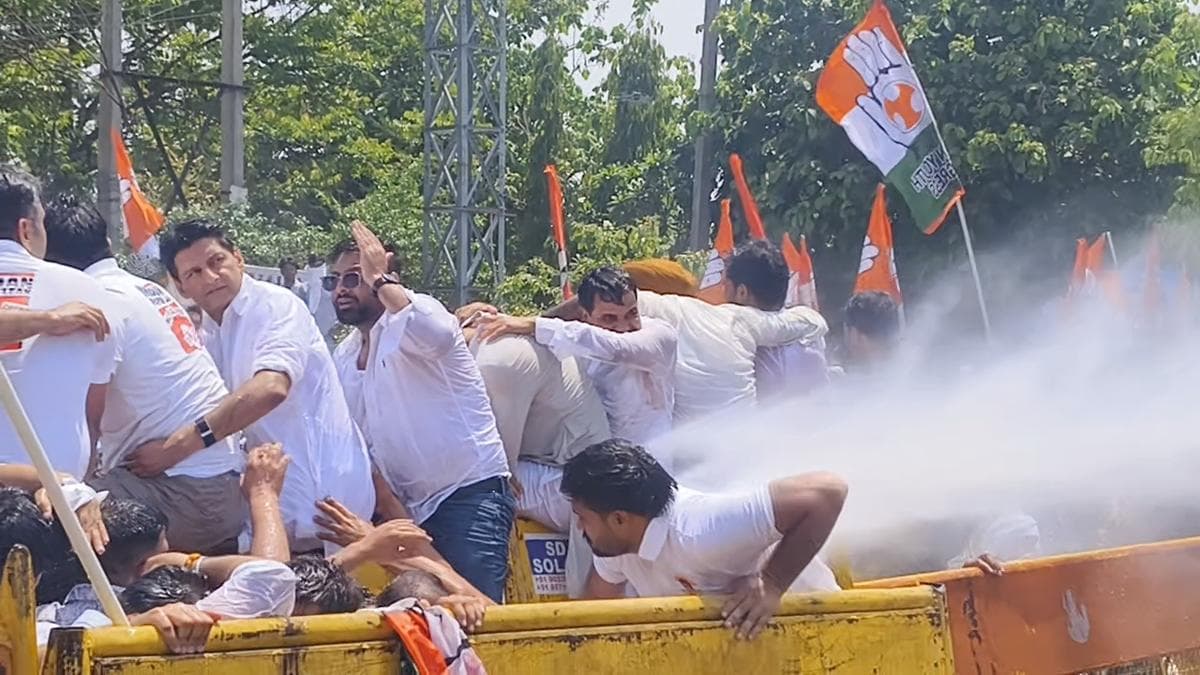 विपरीत प्रतिक्रियाएं: दिल्ली में शांति, तो हरियाणा में प्रदर्शनकारियों पर चले वाटर कैनन