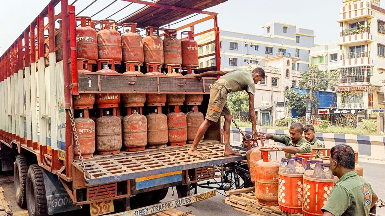 Cooking Costs Pinch: PM Ujjwala Yojana Subsidy Cap Cut to Four Cylinders