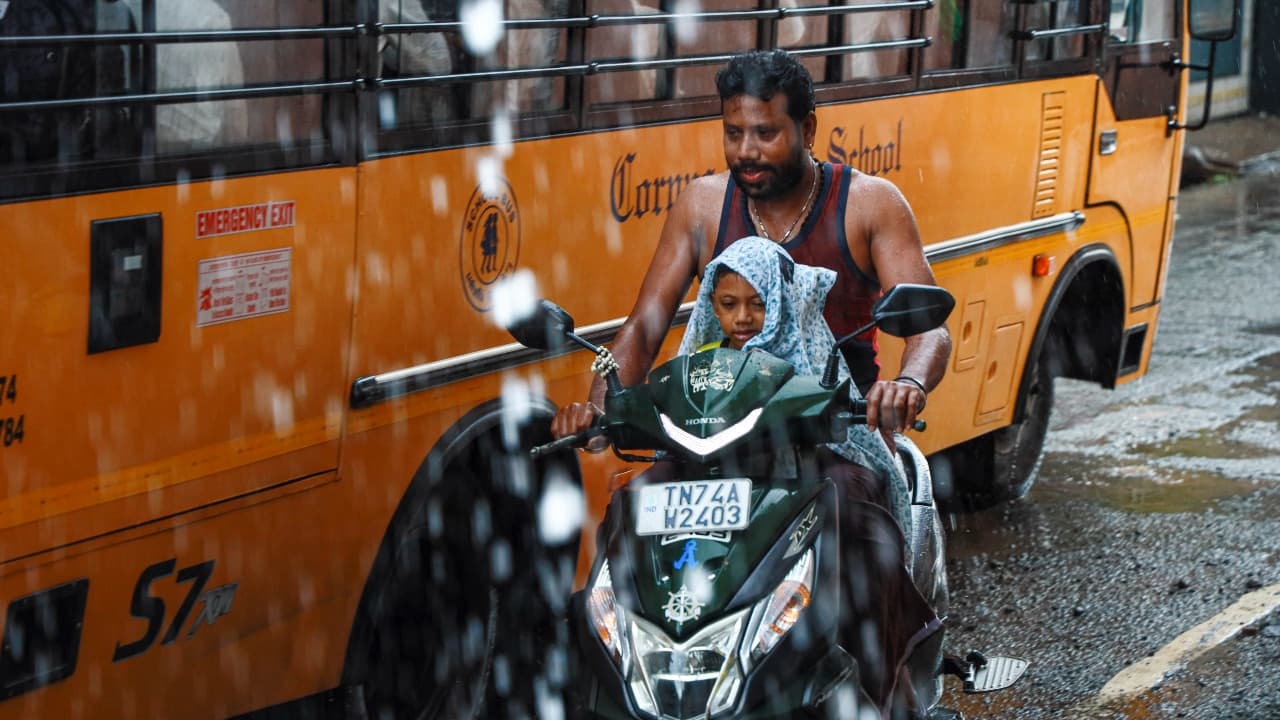 Delhi-NCR Weather Today: Why the Heat Index is Hitting 45°C Even as Rain Remains Elusive