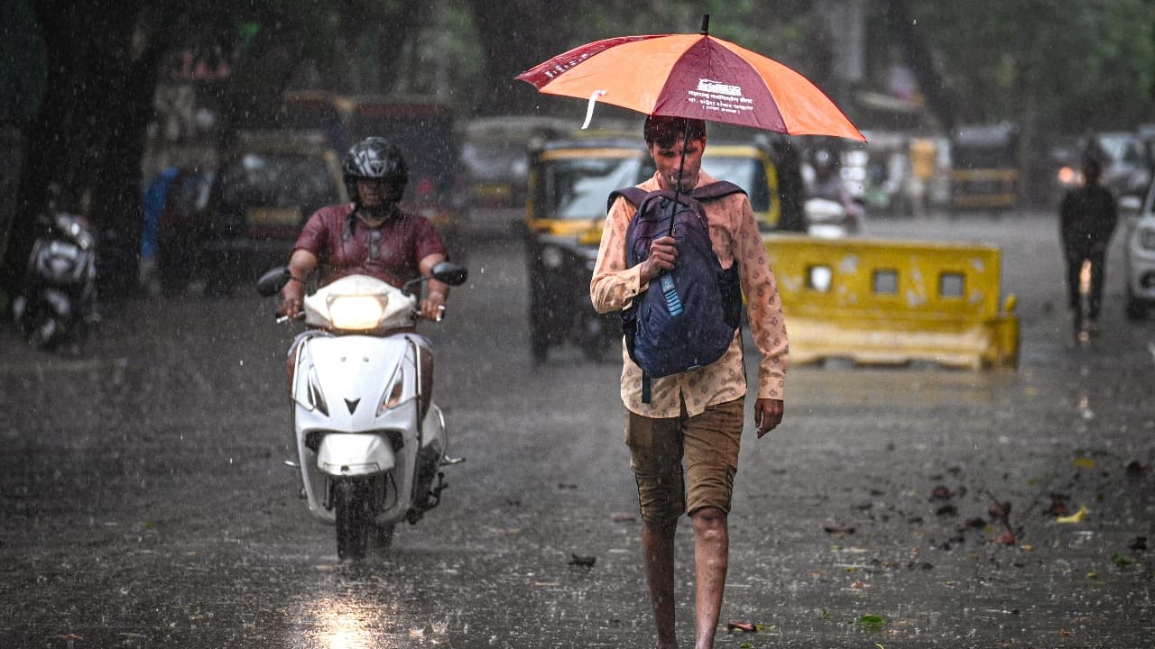 Delhi Weather Today: IMD Forecasts Rain and Thunderstorms Across NCR as Temperatures Remain Subdued