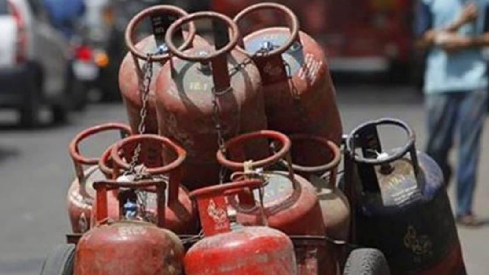 घरेलू LPG सिलेंडर की कीमत में 29 रुपये की बढ़ोतरी: तीन महीनों में दूसरी बार बढ़े दाम