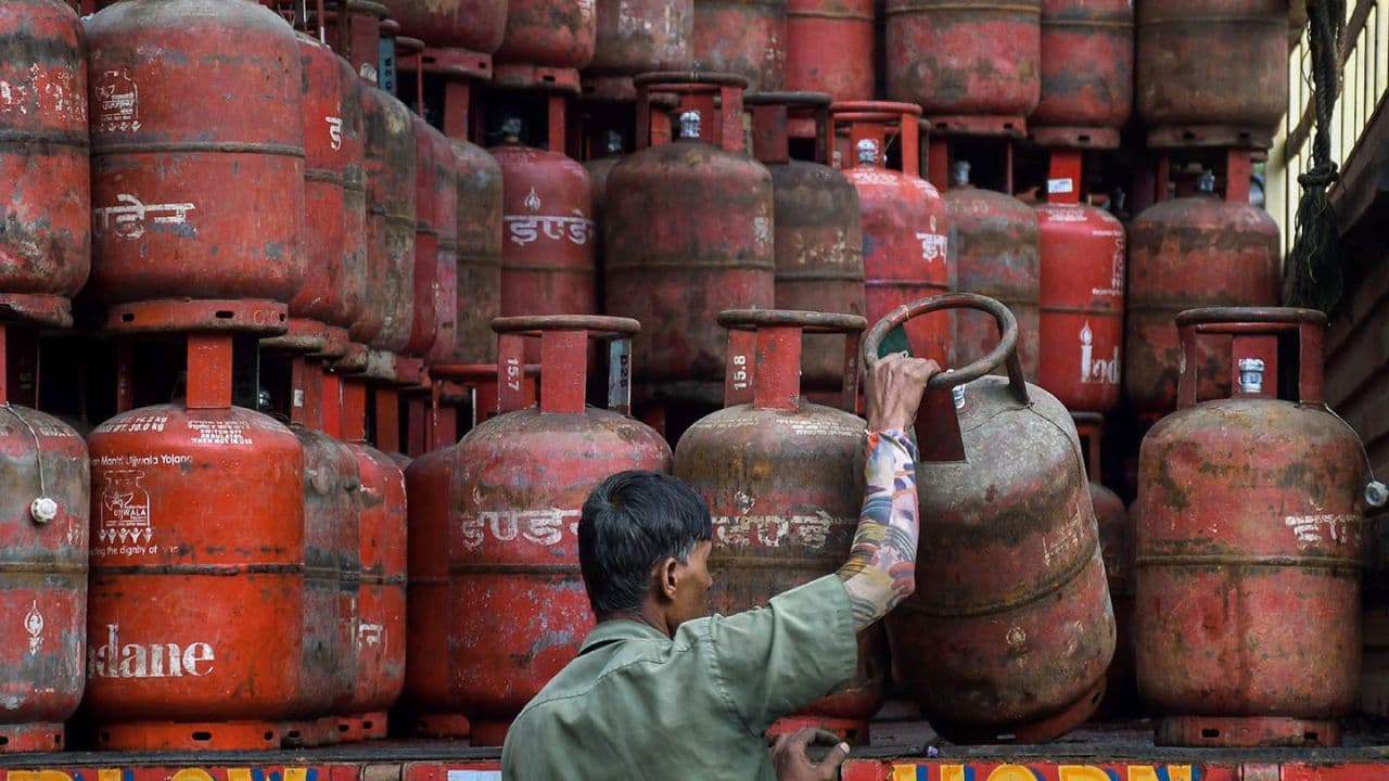 घरेलू LPG सिलेंडर की कीमतों में 29 रुपये की बढ़ोतरी: आज से नई दरें लागू