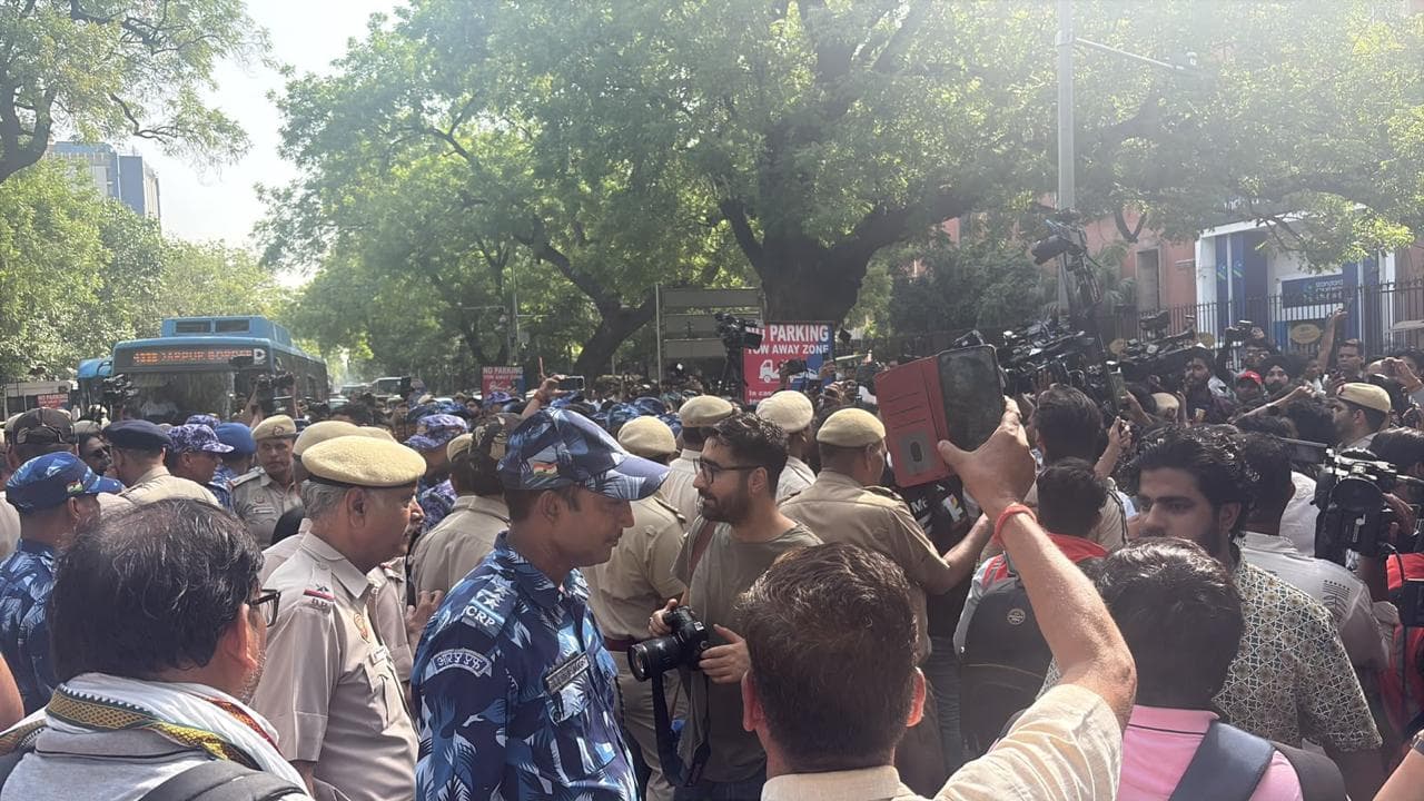 इंस्टाग्राम से पार्लियामेंट स्ट्रीट तक: कॉकरोच जनता पार्टी का उदय