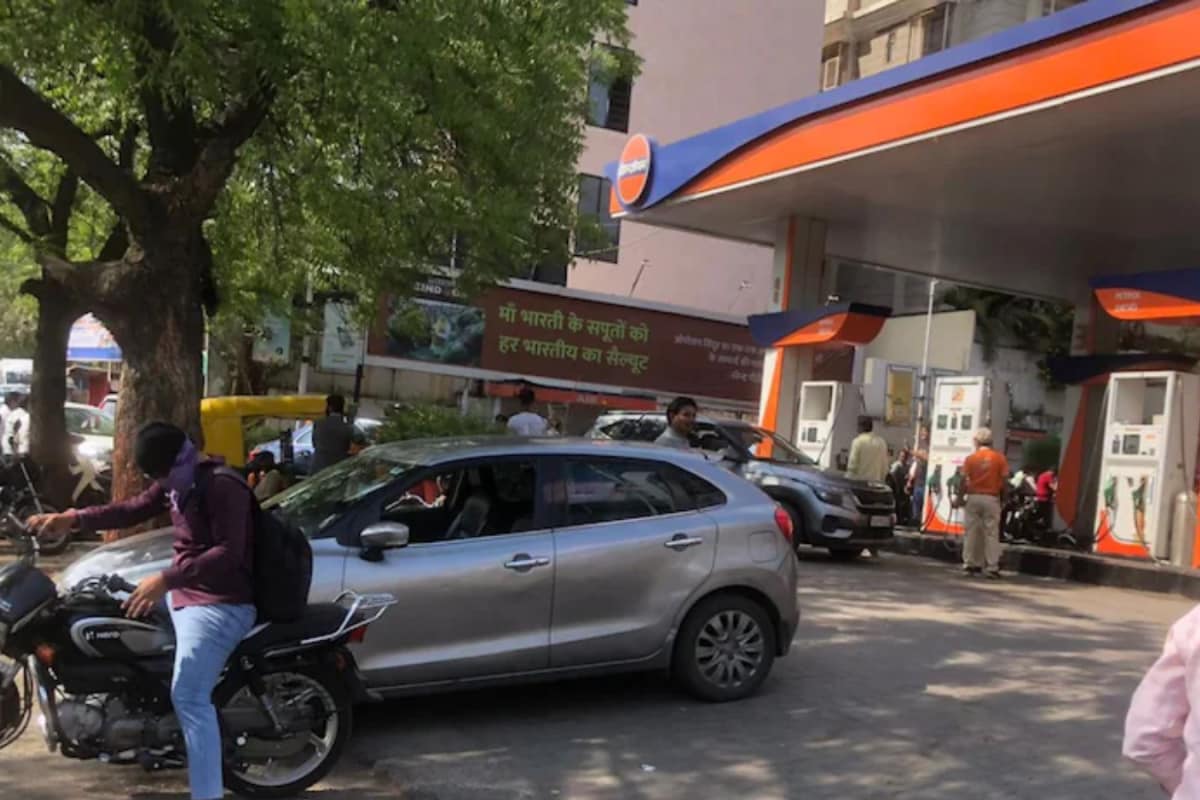 ईंधन की किल्लत: NCR के कुछ पेट्रोल पंप रात में ग्राहकों को क्यों लौटा रहे हैं?