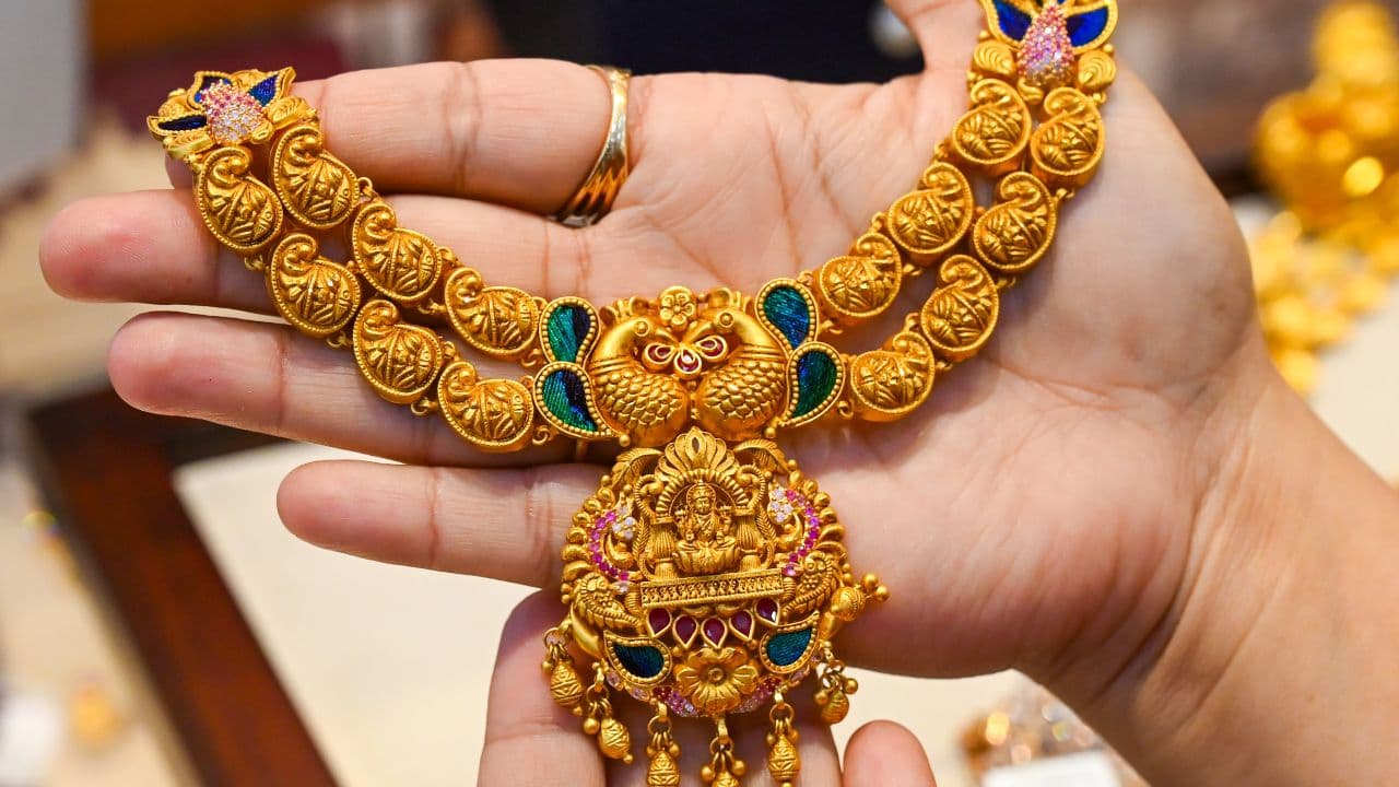 Gold prices remain volatile as global tensions fuel market uncertainty