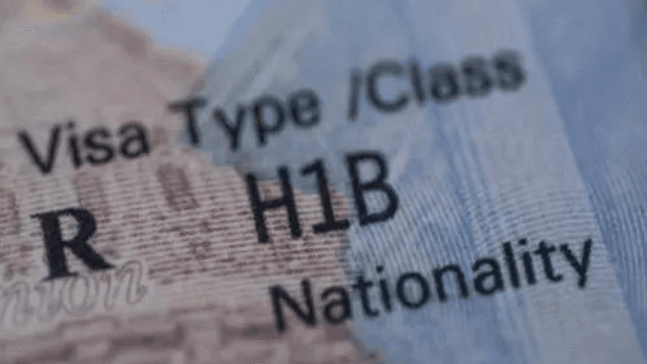 ट्रम्प के $1 लाख के H-1B शुल्क को बड़ा कानूनी झटका, अदालत ने नीति को अवैध घोषित किया