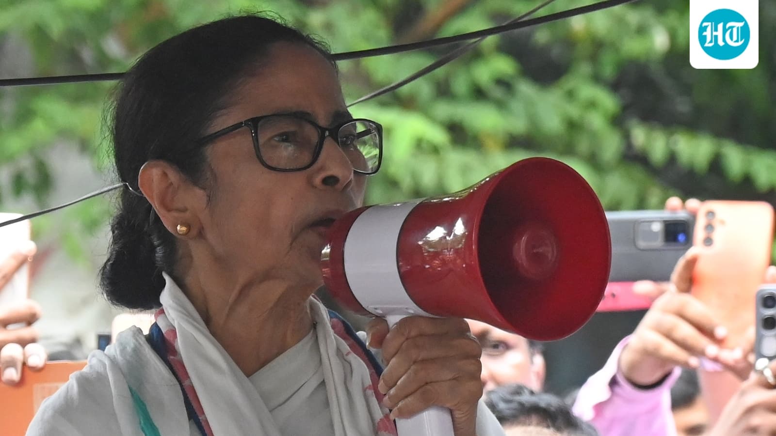 TMC में ऐतिहासिक बगावत के बीच अपनी पकड़ बनाए रखने के लिए संघर्ष करतीं ममता बनर्जी