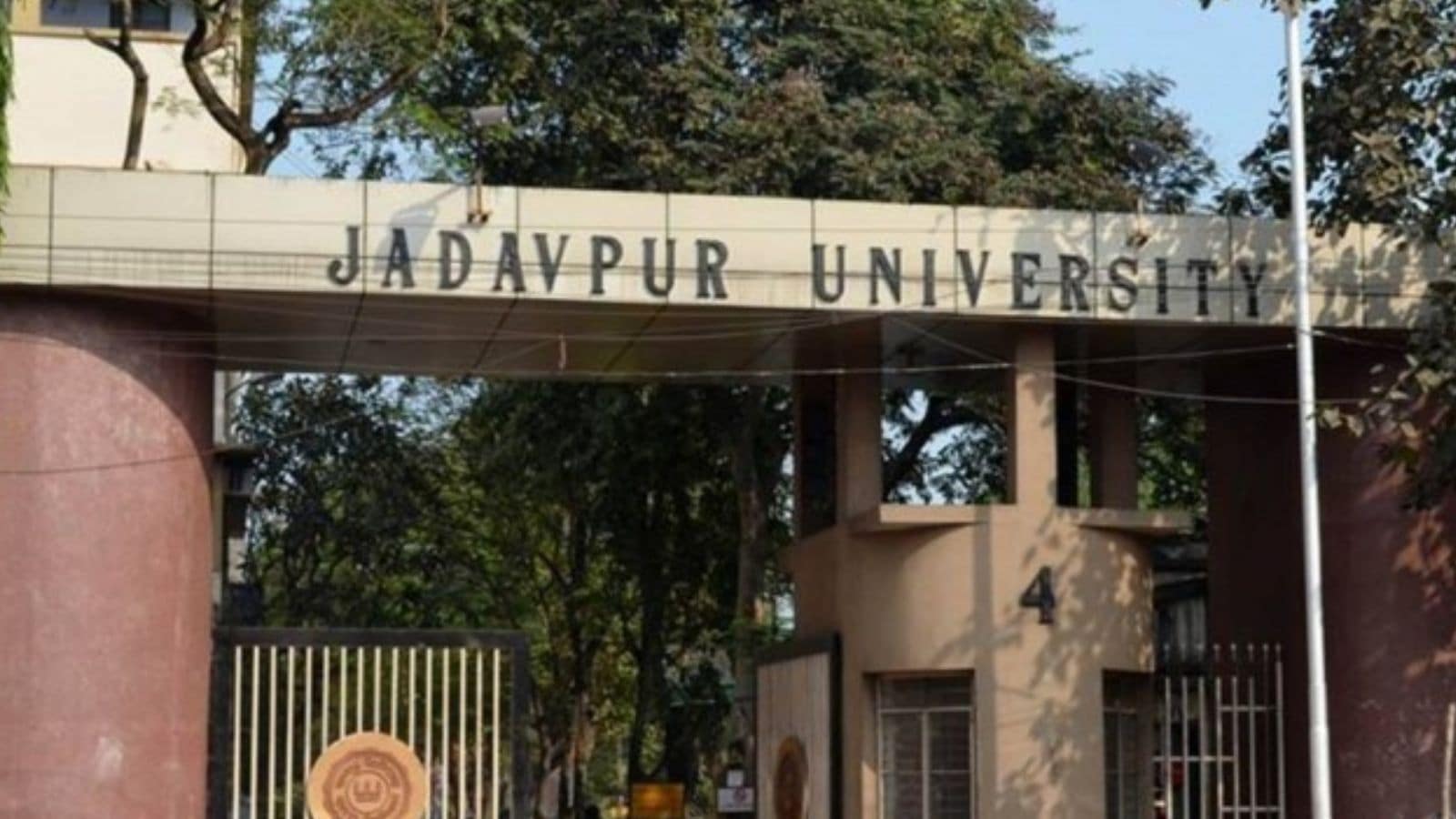 आधी रात को बुलडोजर और सड़कों पर बवाल: जाधवपुर में हॉकर बेदखली के खिलाफ जोरदार प्रदर्शन