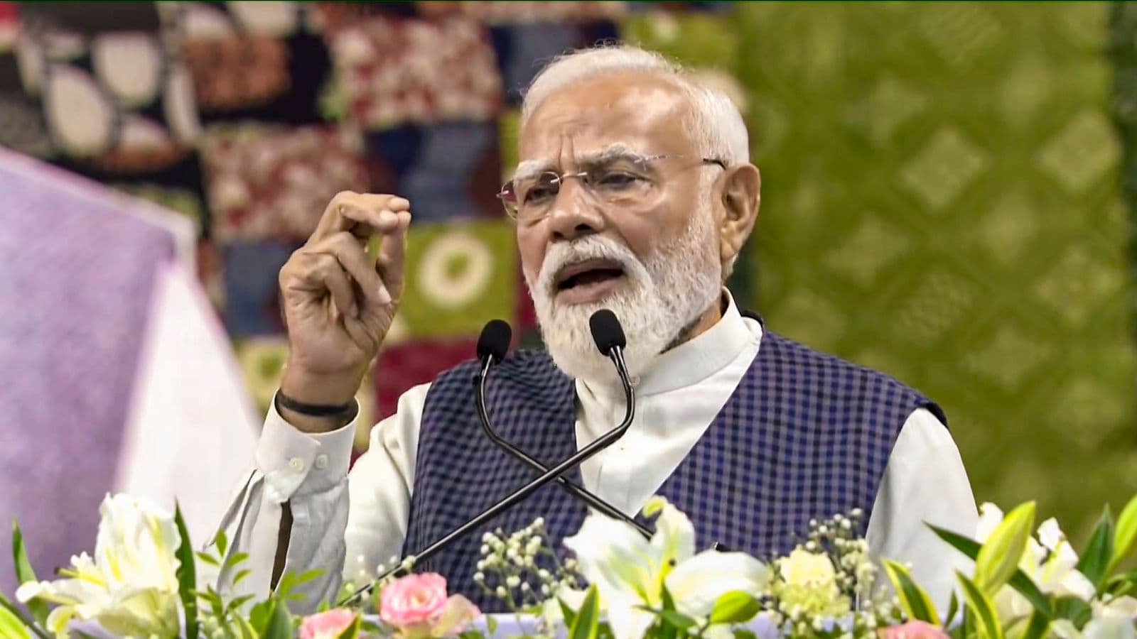 गुजरात में विकास परियोजनाओं के उद्घाटन के दौरान कांग्रेस पर निशाना साधते PM मोदी