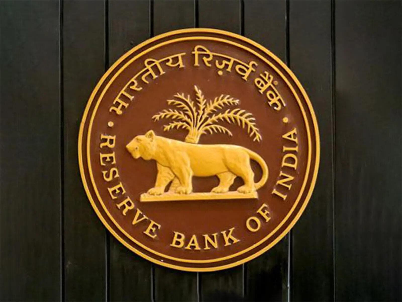 विकास के अनुमानों में गिरावट और बढ़ती महंगाई के बीच RBI की रणनीति में बदलाव