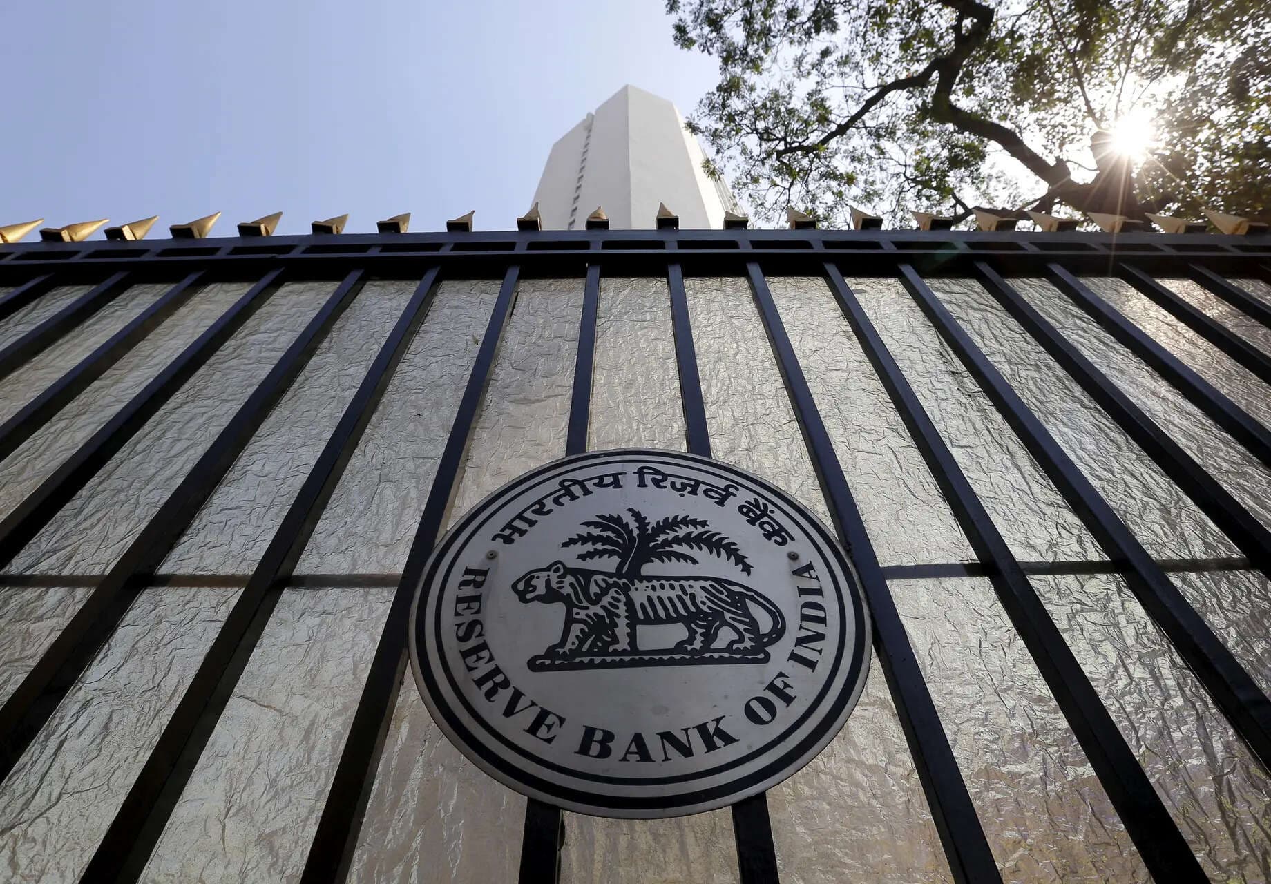 RBI की नई डॉलर स्वैप विंडो: विदेशी मुद्रा भंडार बढ़ाने के लिए बैंक कैसे लुभा रहे NRI डिपॉजिट्स
