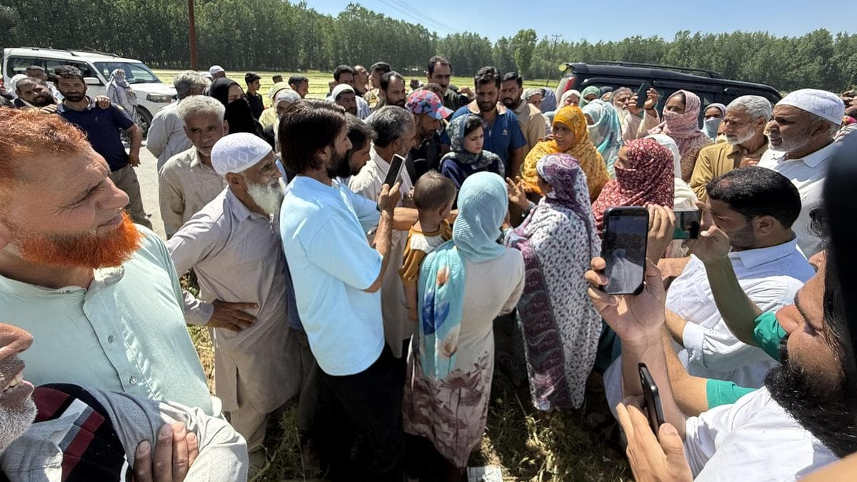 Seedlings of Dissent: PDP Leaders Defy Pulwama Land Orders in Field Protest
