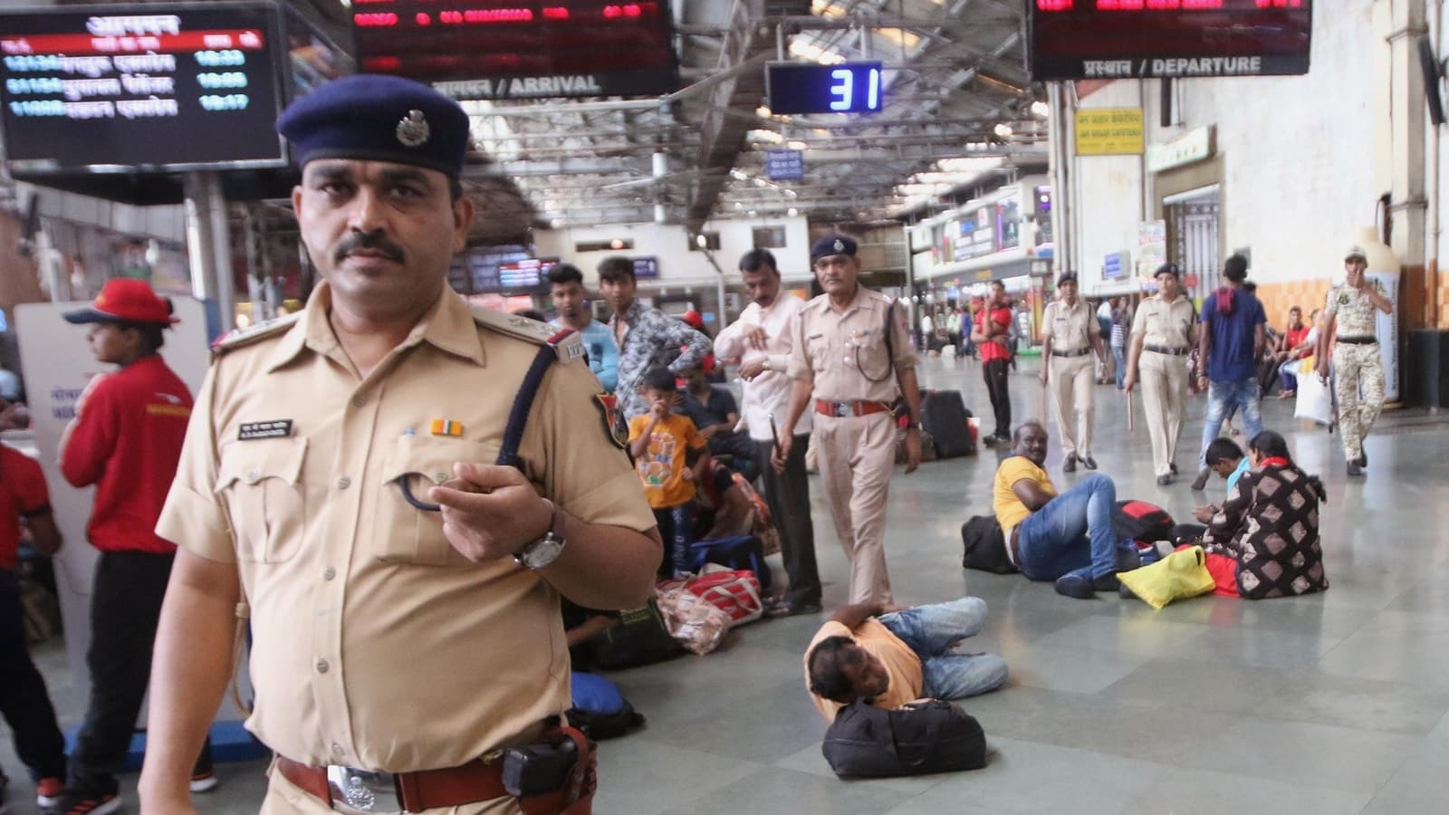 सुप्रीम कोर्ट ने जमानत रद्द की: मुंबई जबरन वसूली मामले में तीन पूर्व GRP अधिकारी गिरफ्तार