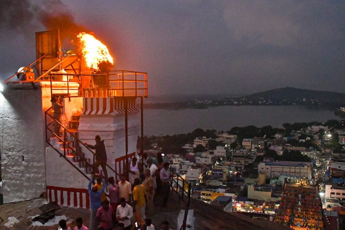 तिरुपरनकुंद्रम दीपम विवाद: सरकार परंपरा पर अड़ी, कानूनी लड़ाई तेज
