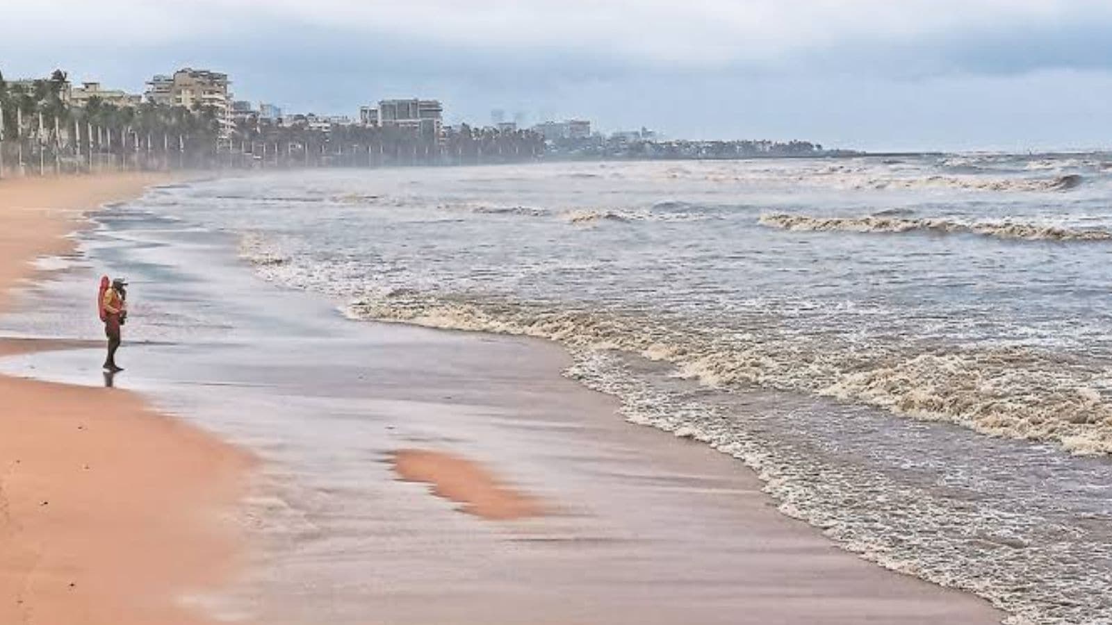 Tragedy at Juhu Beach: 16-Year-Old Teen Drowns During Mumbai Vacation