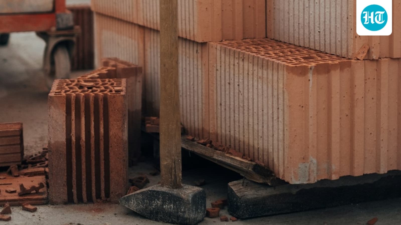 Tragic accident in Delhi’s Holambi Khurd: 6-year-old girl dies as brick pillar collapses